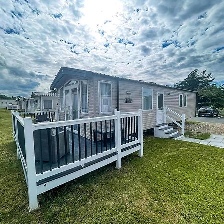 Modern Caravan At Caldecott Hall With Decking In Norfolk, Sleeps 8 Ref 91068C Great Yarmouth Exterior foto