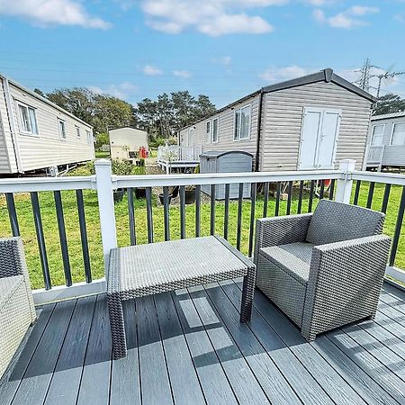 Modern Caravan At Caldecott Hall With Decking In Norfolk, Sleeps 8 Ref 91068C Great Yarmouth Exterior foto