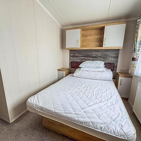Modern Caravan At Caldecott Hall With Decking In Norfolk, Sleeps 8 Ref 91068C Great Yarmouth Exterior foto