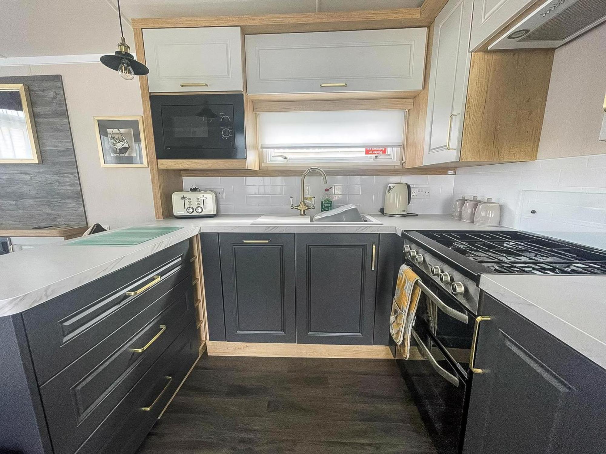 Modern Caravan At Caldecott Hall With Decking In Norfolk, Sleeps 8 Ref 91068C Great Yarmouth Exterior foto