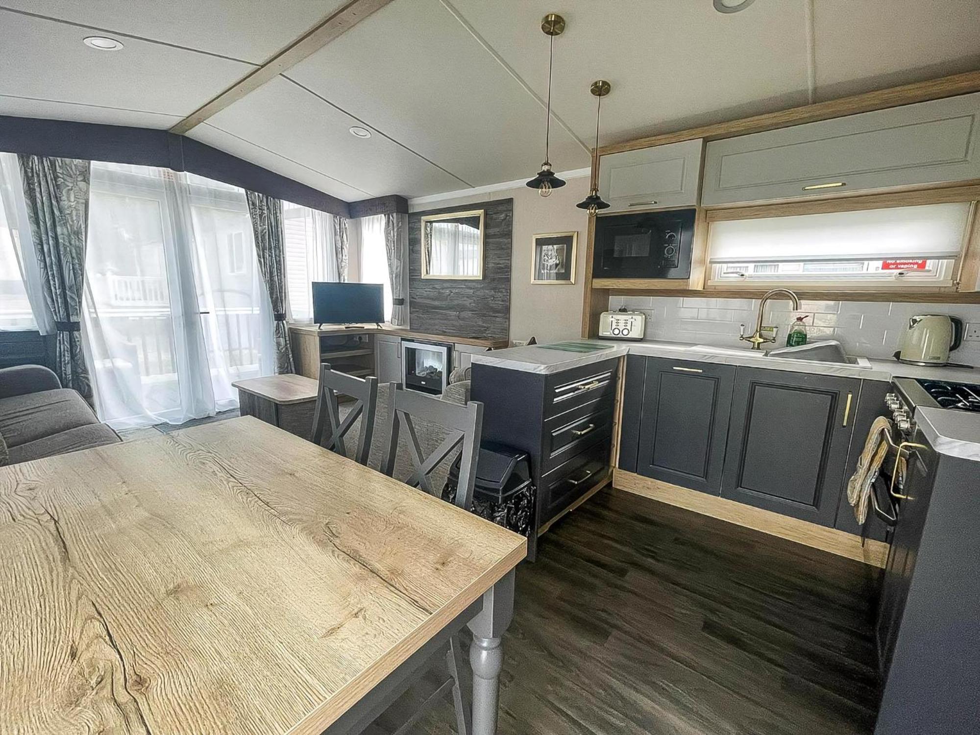 Modern Caravan At Caldecott Hall With Decking In Norfolk, Sleeps 8 Ref 91068C Great Yarmouth Exterior foto