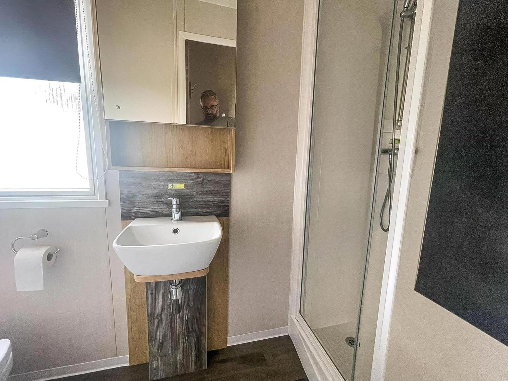 Modern Caravan At Caldecott Hall With Decking In Norfolk, Sleeps 8 Ref 91068C Great Yarmouth Exterior foto