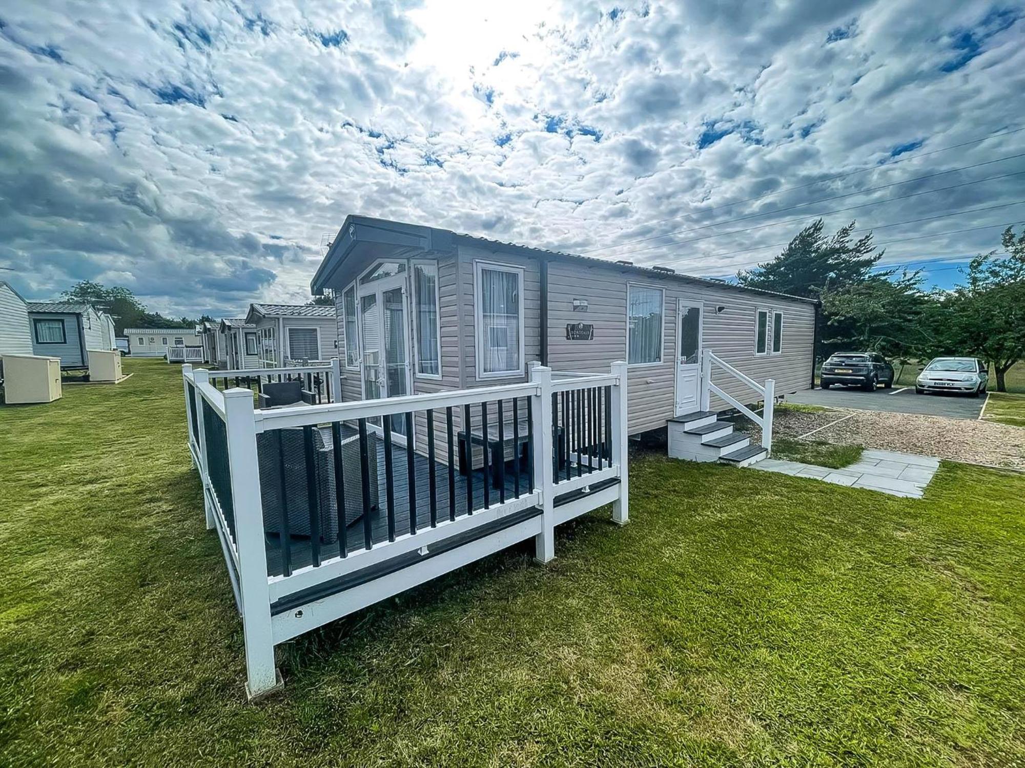 Modern Caravan At Caldecott Hall With Decking In Norfolk, Sleeps 8 Ref 91068C Great Yarmouth Exterior foto