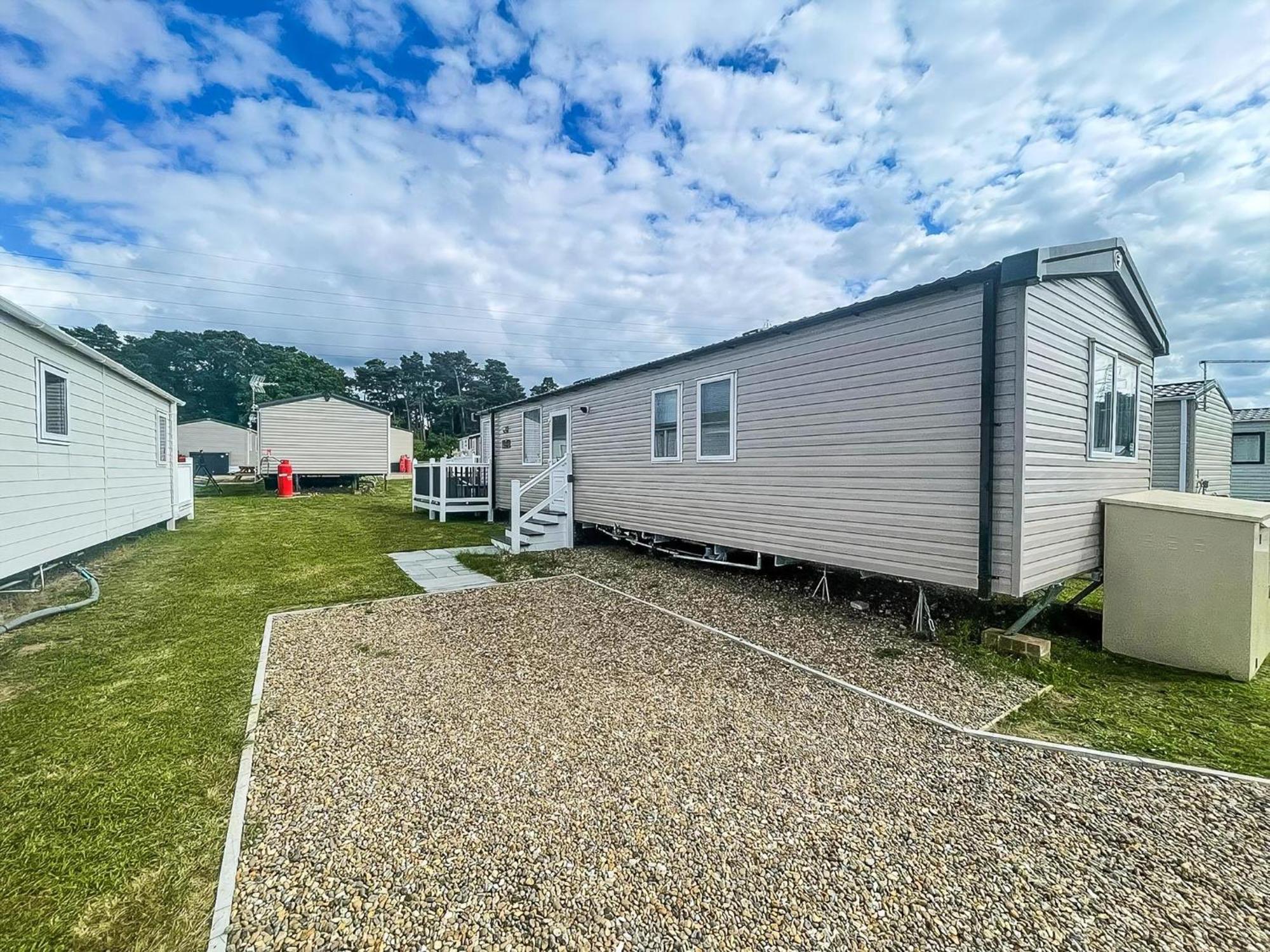 Modern Caravan At Caldecott Hall With Decking In Norfolk, Sleeps 8 Ref 91068C Great Yarmouth Exterior foto