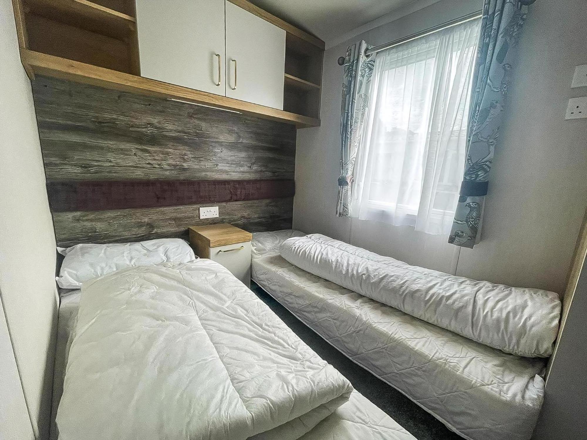 Modern Caravan At Caldecott Hall With Decking In Norfolk, Sleeps 8 Ref 91068C Great Yarmouth Exterior foto