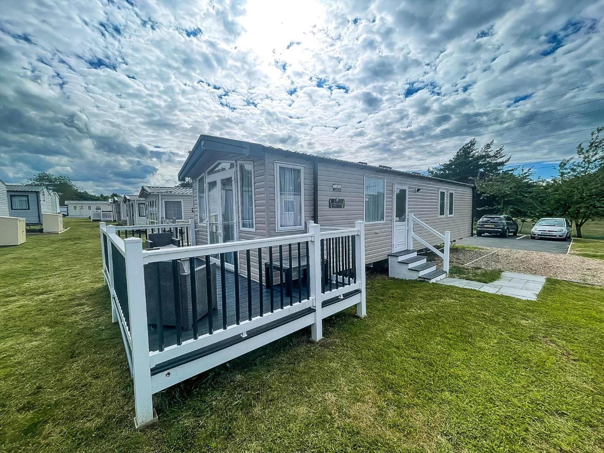 Modern Caravan At Caldecott Hall With Decking In Norfolk, Sleeps 8 Ref 91068C Great Yarmouth Exterior foto