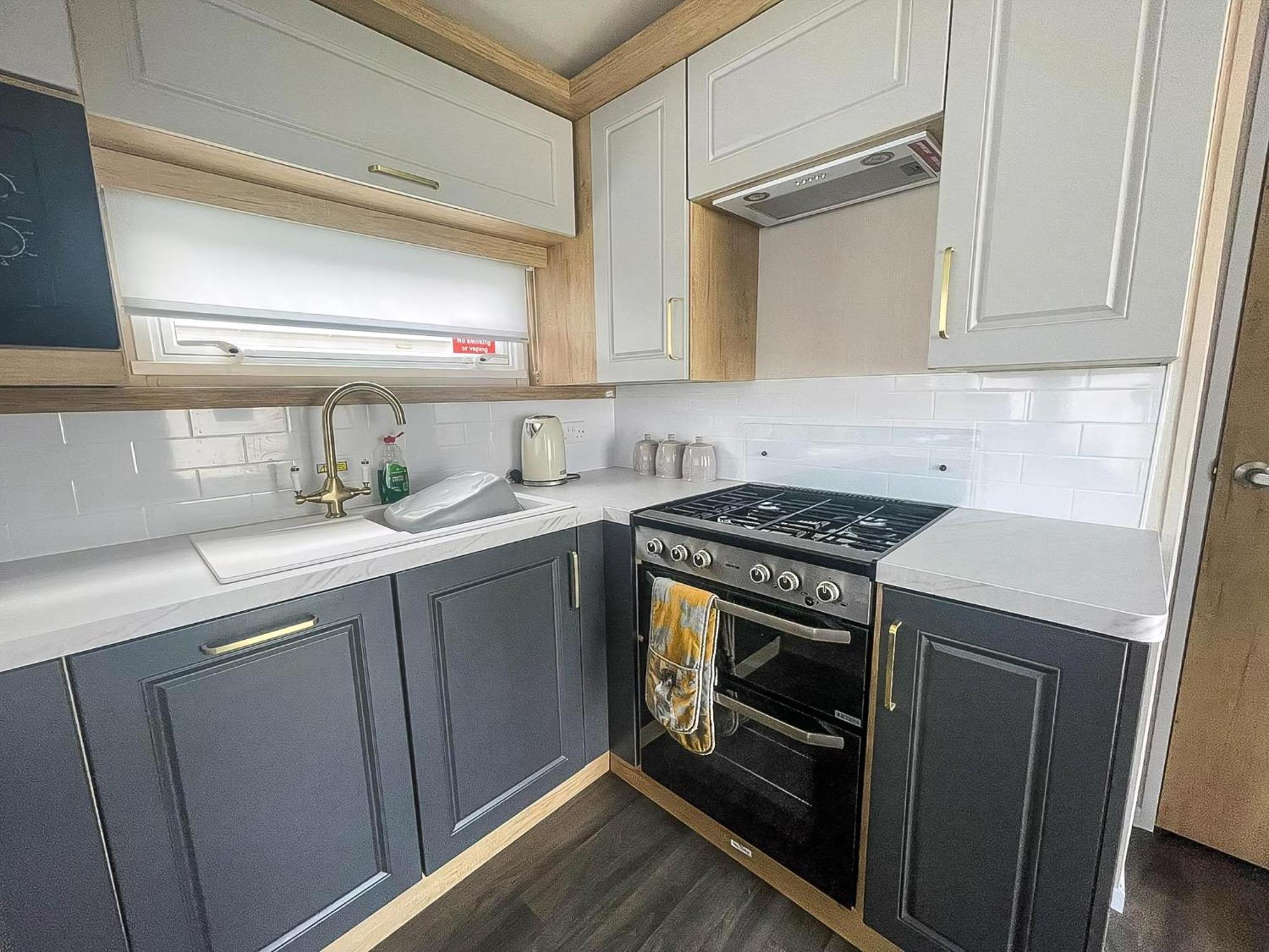 Modern Caravan At Caldecott Hall With Decking In Norfolk, Sleeps 8 Ref 91068C Great Yarmouth Exterior foto