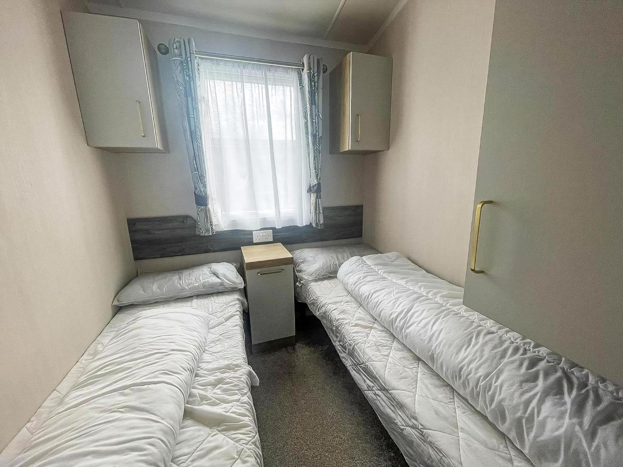 Modern Caravan At Caldecott Hall With Decking In Norfolk, Sleeps 8 Ref 91068C Great Yarmouth Exterior foto
