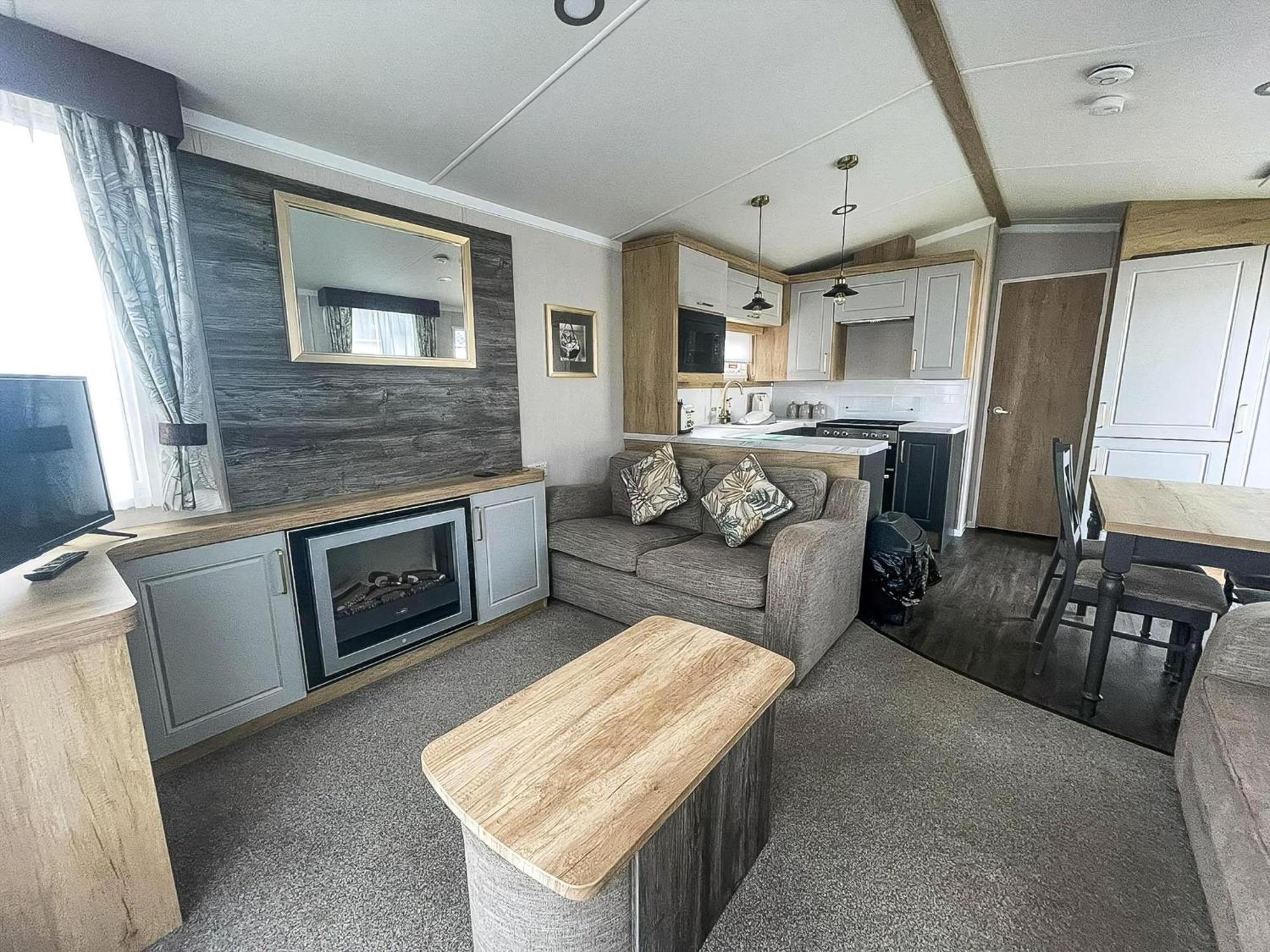 Modern Caravan At Caldecott Hall With Decking In Norfolk, Sleeps 8 Ref 91068C Great Yarmouth Exterior foto