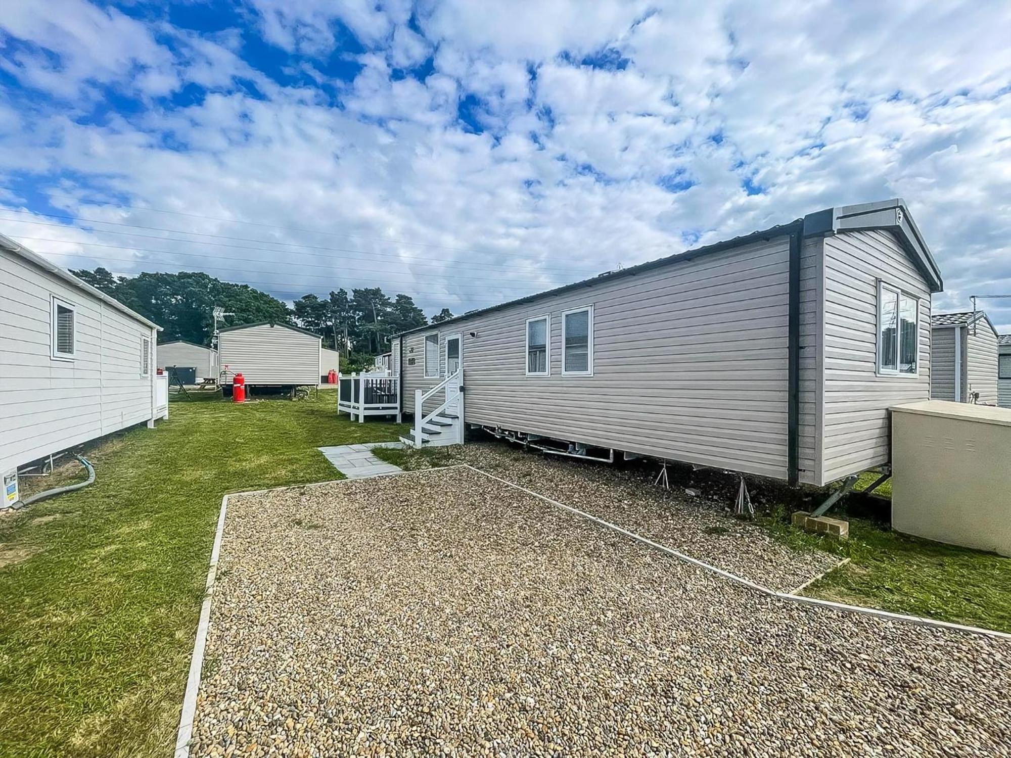 Modern Caravan At Caldecott Hall With Decking In Norfolk, Sleeps 8 Ref 91068C Great Yarmouth Exterior foto