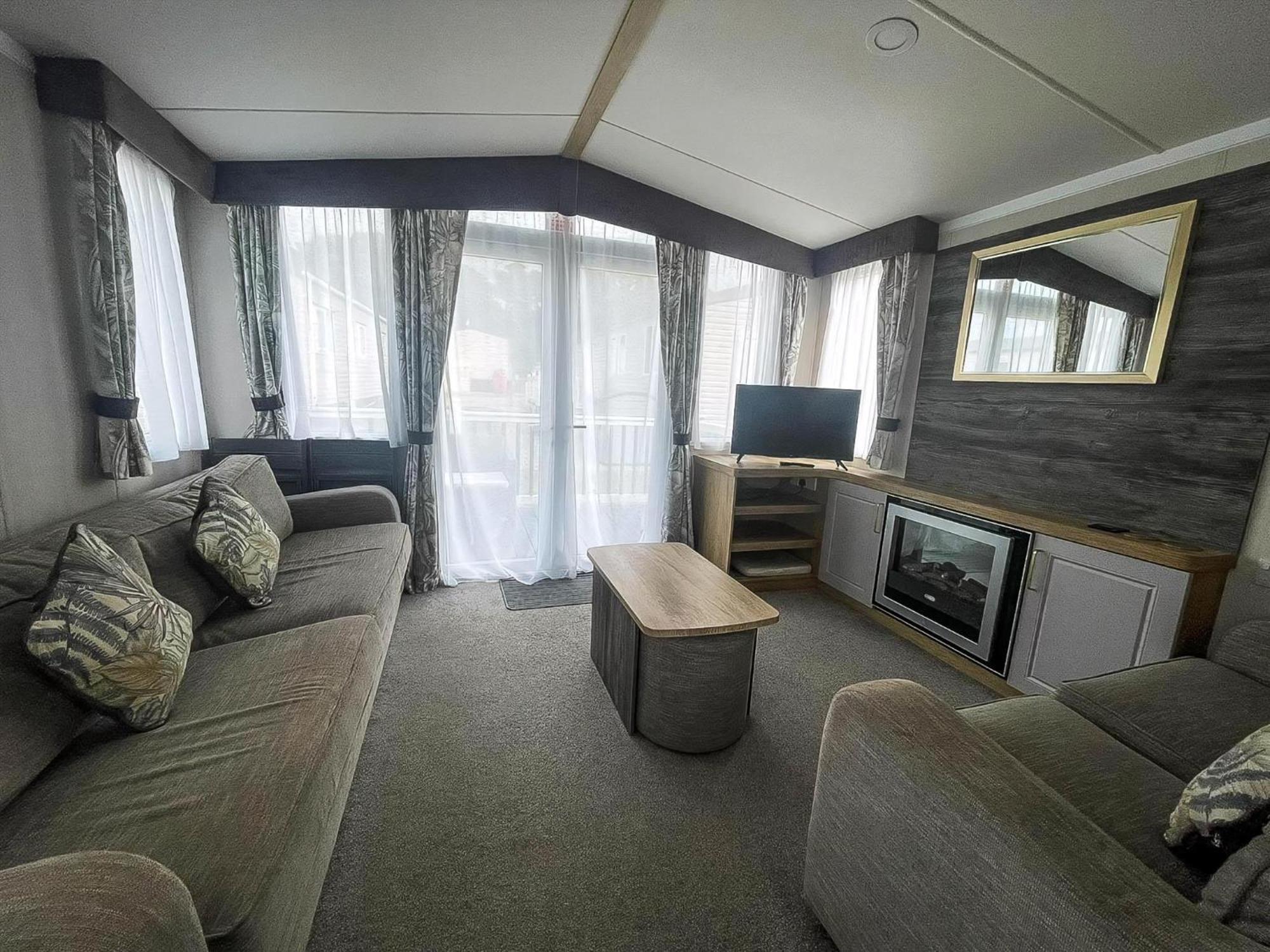 Modern Caravan At Caldecott Hall With Decking In Norfolk, Sleeps 8 Ref 91068C Great Yarmouth Exterior foto