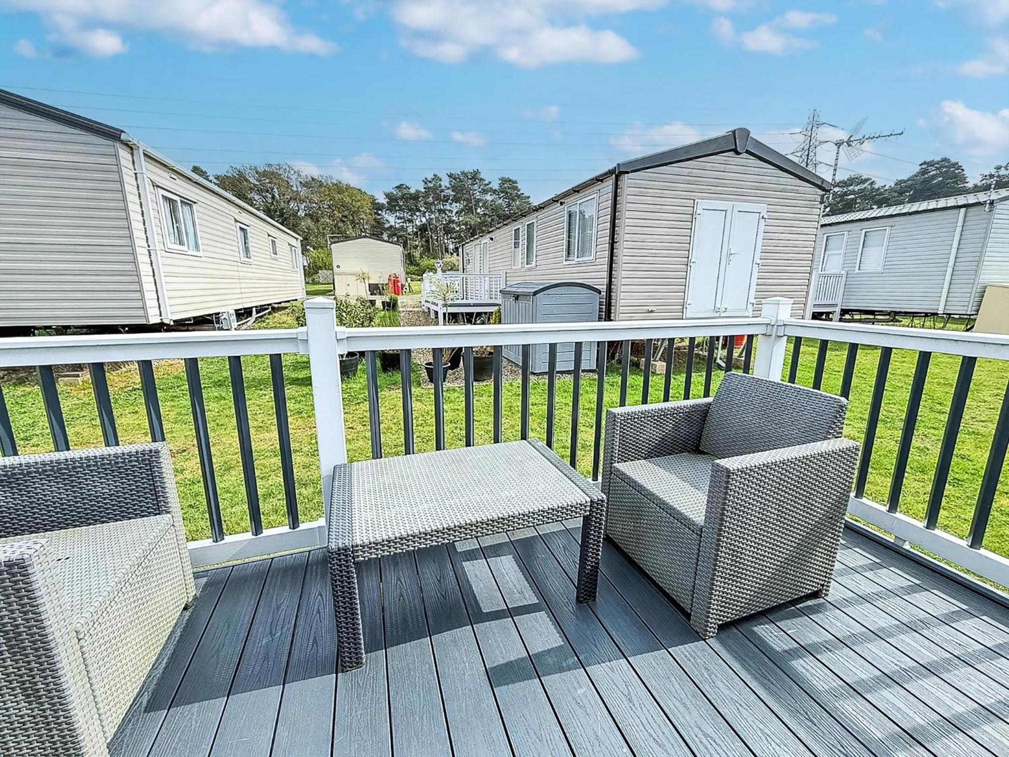 Modern Caravan At Caldecott Hall With Decking In Norfolk, Sleeps 8 Ref 91068C Great Yarmouth Exterior foto