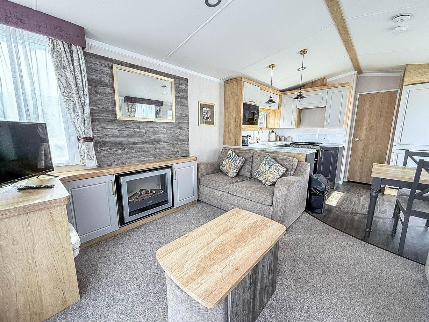 Modern Caravan At Caldecott Hall With Decking In Norfolk, Sleeps 8 Ref 91068C Great Yarmouth Exterior foto