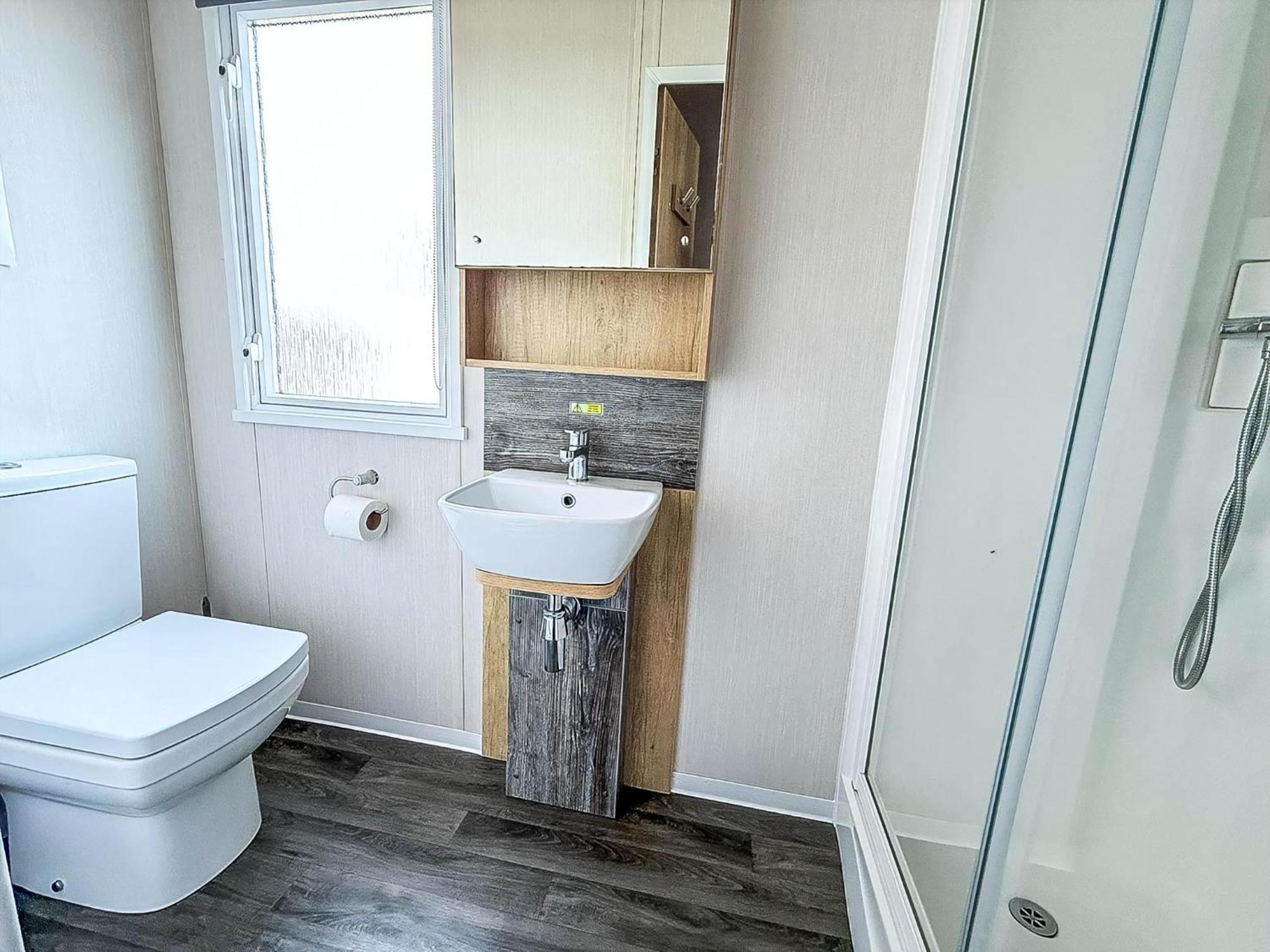 Modern Caravan At Caldecott Hall With Decking In Norfolk, Sleeps 8 Ref 91068C Great Yarmouth Exterior foto