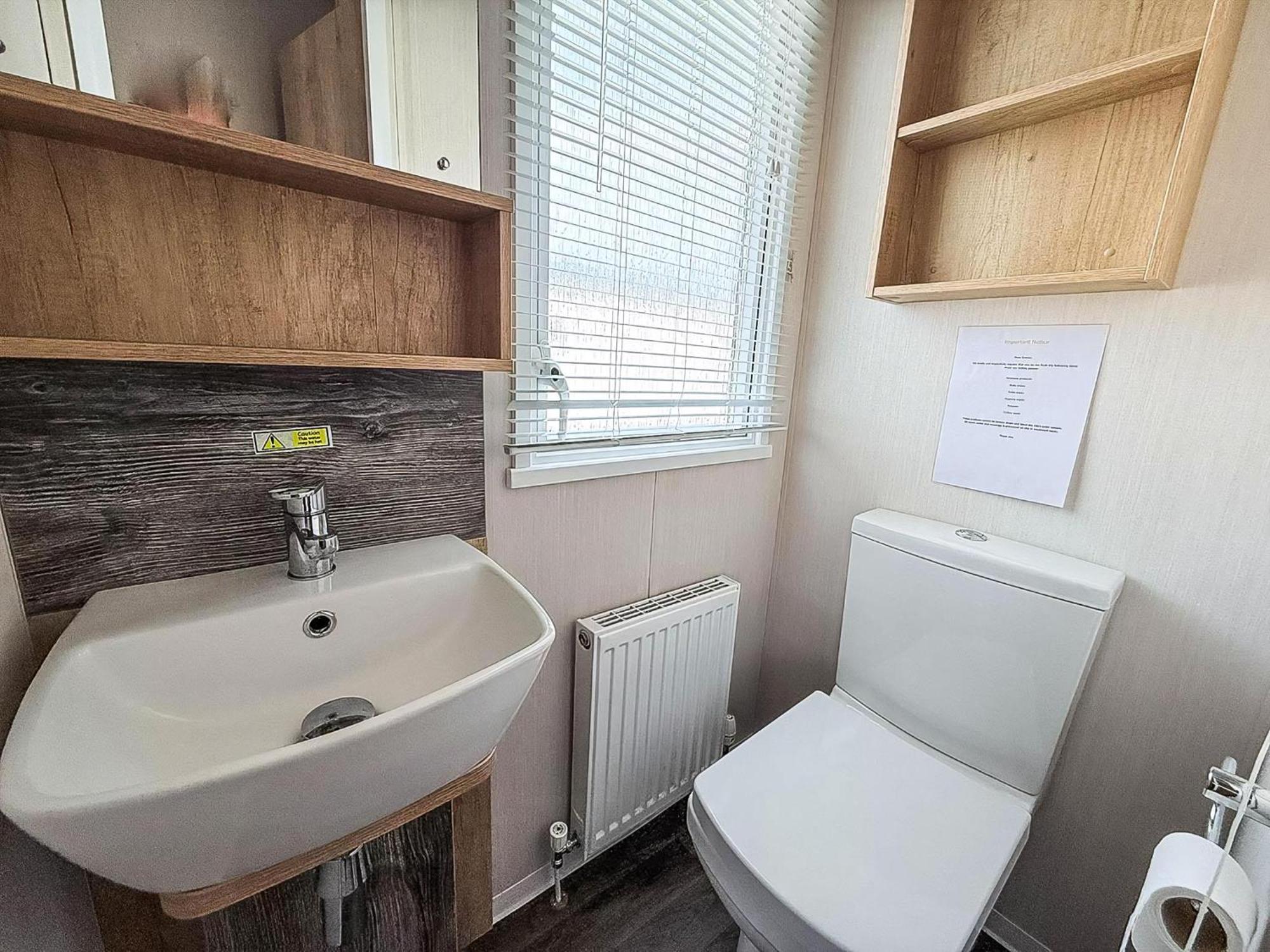 Modern Caravan At Caldecott Hall With Decking In Norfolk, Sleeps 8 Ref 91068C Great Yarmouth Exterior foto