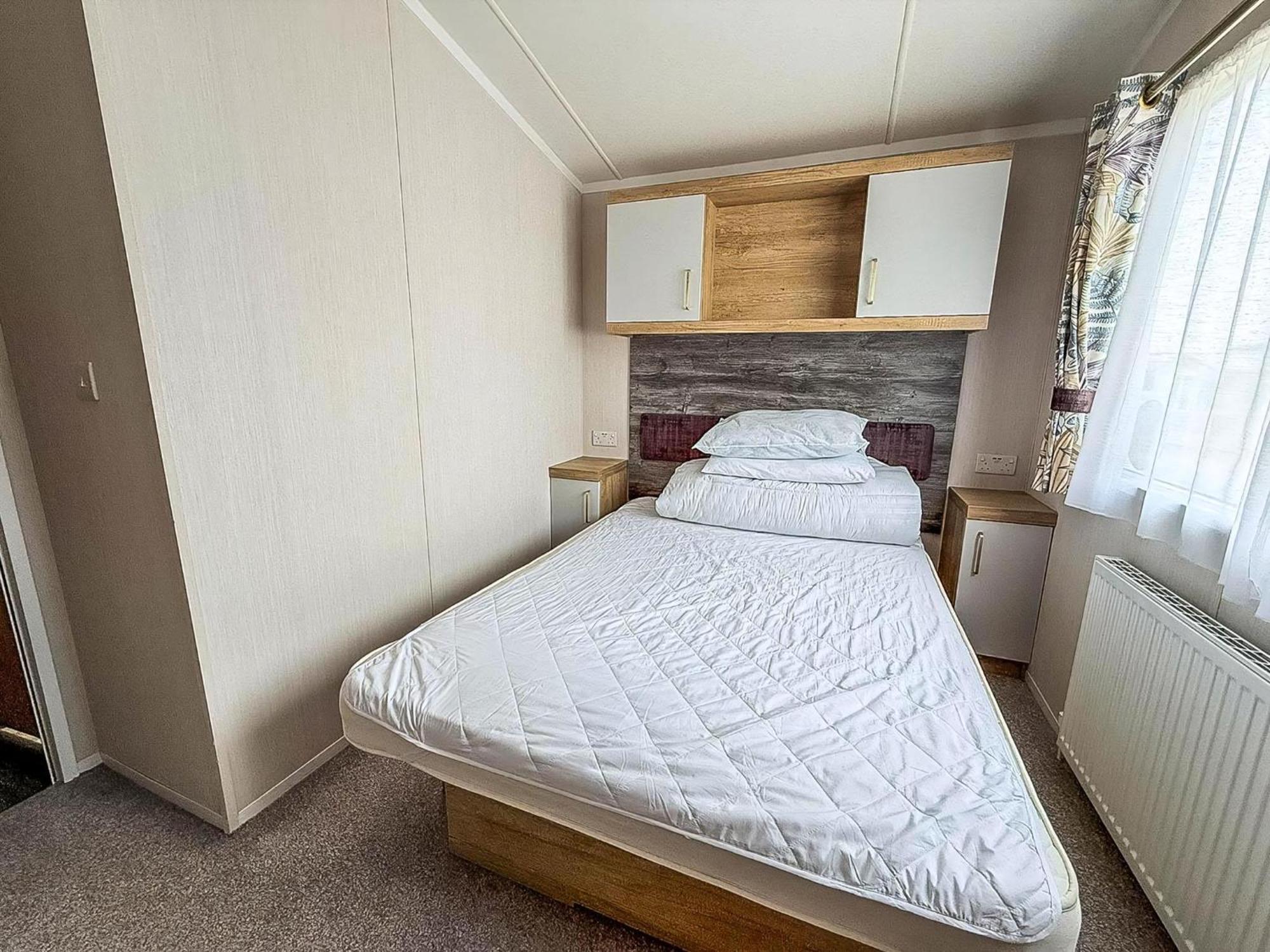 Modern Caravan At Caldecott Hall With Decking In Norfolk, Sleeps 8 Ref 91068C Great Yarmouth Exterior foto