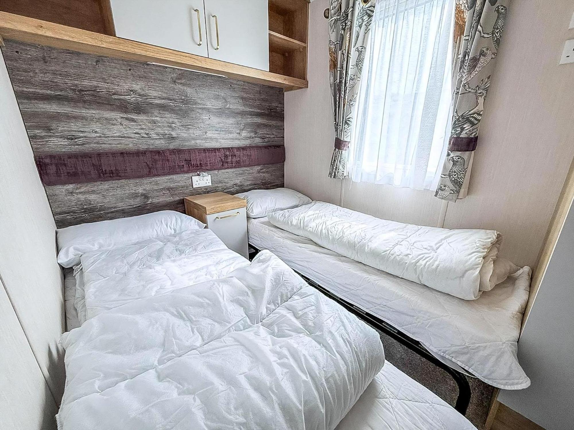 Modern Caravan At Caldecott Hall With Decking In Norfolk, Sleeps 8 Ref 91068C Great Yarmouth Exterior foto