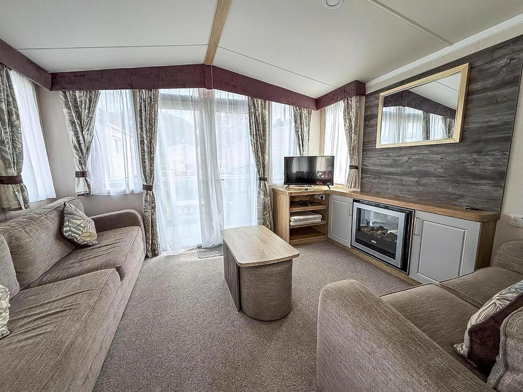 Modern Caravan At Caldecott Hall With Decking In Norfolk, Sleeps 8 Ref 91068C Great Yarmouth Exterior foto