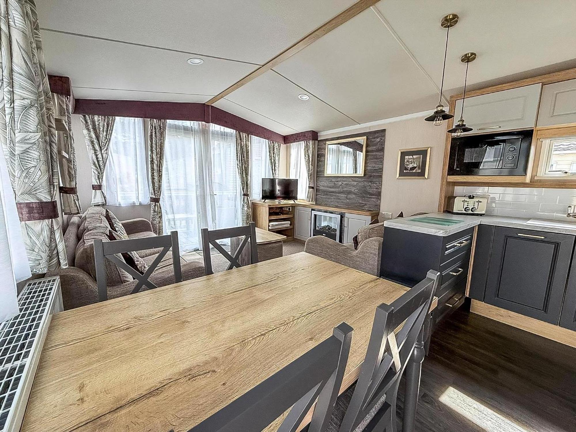 Modern Caravan At Caldecott Hall With Decking In Norfolk, Sleeps 8 Ref 91068C Great Yarmouth Exterior foto