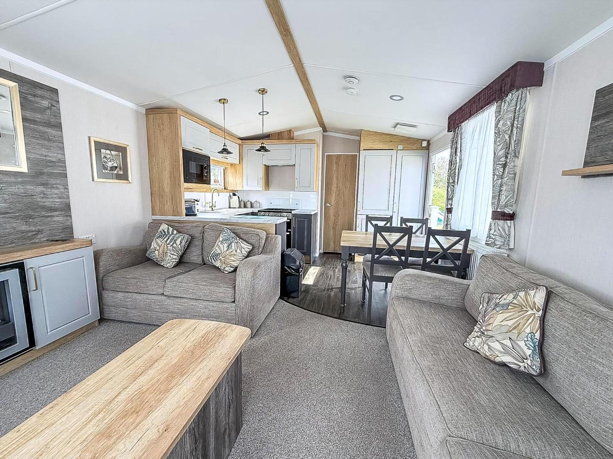 Modern Caravan At Caldecott Hall With Decking In Norfolk, Sleeps 8 Ref 91068C Great Yarmouth Exterior foto